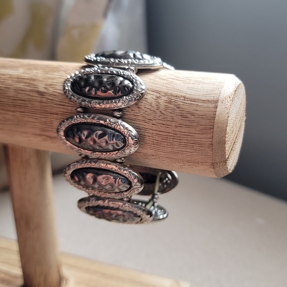 SOUTHWESTERN Hammered Chunky Stone Stretch Bracelet - Picture 1 of 4